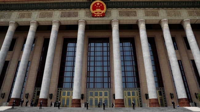 中国保安在正在举行中国人大会议的北京人大会堂外站岗。（2020年5月25日）
