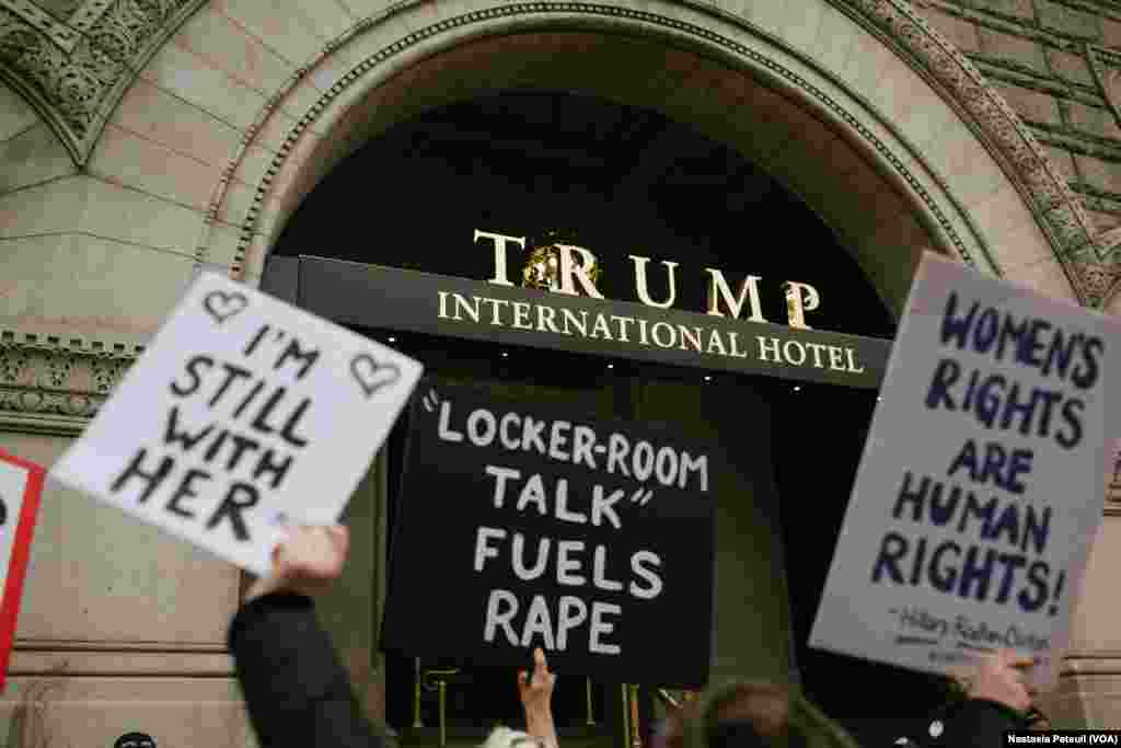Des participants à la Marche des femmes se sont stopper devant le Trump Hotel à Washington DC, le 21 janvier 2017. (VOA/Nastasia Peteuil)