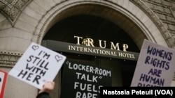 Des participants à la Marche des femmes se sont stoppé devant le Trump Hotel à Washington DC, le 21 janvier 2017. (VOA/Nastasia Peteuil)
