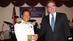 Cambodian Ambassador Hem Heng shakes hand with US Assistant Secretary of State Kurt Campbell.
