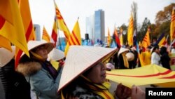 Người dân Việt Nam ở hải ngoại biểu tình trước cửa Hội đồng Nhân quyền Liên Hợp Quốc tại Geneva, Thuỵ Sỹ, hồi tháng 11/2018. Việt Nam vừa tuyên bố ứng cử vị trí thành viên UNHRC bất chấp hồ sơ nhân quyền mà cộng đồng quốc tế cho là "nghèo nàn."