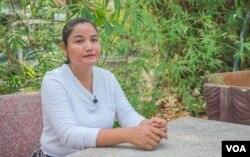 អ្នកនាង​ កន​ ម៉ាលី​ ជា​ប្រធាន​គម្រោង​ភាសា​សញ្ញានៃ​កម្មវិធី​អភិវឌ្ឍន៍មនុស្ស​ថ្លង់(DDP)នៃ​អង្គការ​ម៉ារីណុល​កម្ពុជា ដែល​ជា​ស្ថាប័ន​មួយ​ដែលមាន​បង្រៀន​ភាសា​សញ្ញាកម្ពុជា និង​បណ្តុះ​បណ្តាល​អ្នក​បកប្រែ​ភាសា​សញ្ញា នៅ​រាជធានីភ្នំពេញ នៅថ្ងៃទី២២ ខែ​មេសា ឆ្នាំ២០២០។