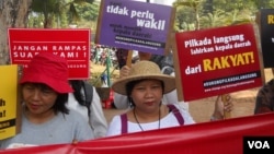 Aksi tolak Pilkada oleh DPRD di seberang Istana Merdeka Jakarta, Selasa, 16 September 2014 (Foto: VOA/Andylala)