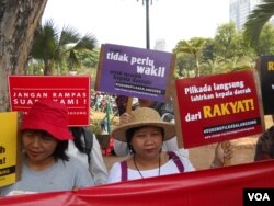 Aksi tolak Pilkada oleh DPRD di seberang Istana Merdeka Jakarta, Selasa, 16 September 2014 (Foto: VOA/Andylala)