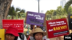 Aksi menolak Pilkada lewat DPRD di seberang Istana Merdeka Jakarta pada 16 September 2014 (VOA/ Andylala).