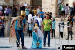 Syrian children, living at a refugee camp in Jordan, perform an interpretation of Shakespearean plays "Hamlet" and "King Lear", during a Shakespeare event, 2014. (REUTERS PHOTO)