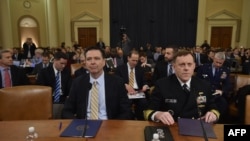 美国联邦调查局局长詹姆斯·科米（左）和国家安全局局长迈克·罗杰斯（右）在众议院情报委员会听证会上作证。
