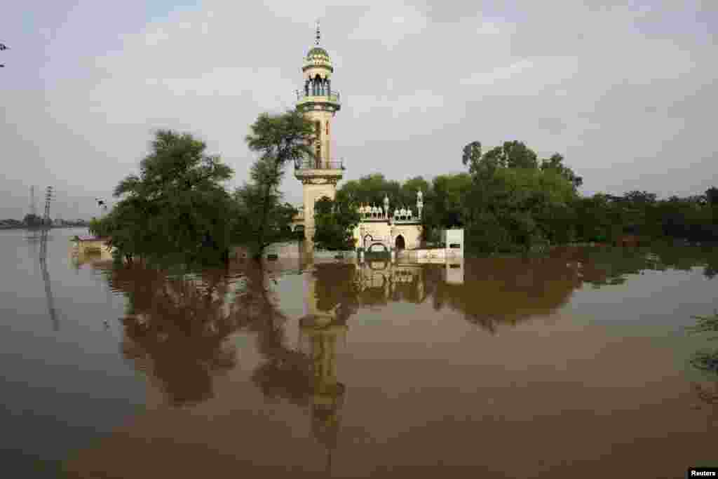 دریاؤں میں بعض مقامات پر اونچے درجے کا سیلاب ہے اور کئی مقامات پر بند ٹونٹے سے نشیبی علاقے اور قریبی دیہات زیر آب ہیں۔