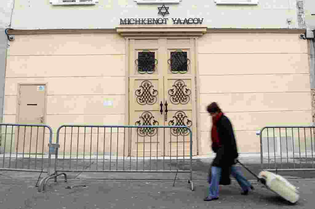 Pagar pembatas keamanan terlihat di depan Sekolah Yahudi di Paris setelah insiden penembakan di sekolah serupa di Toulouse yang menewaskan tiga siswa (AFP).