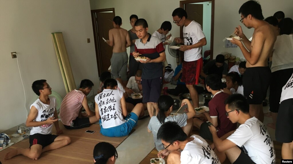 Các sinh viên tranh đấu cho quyền của người lao động.