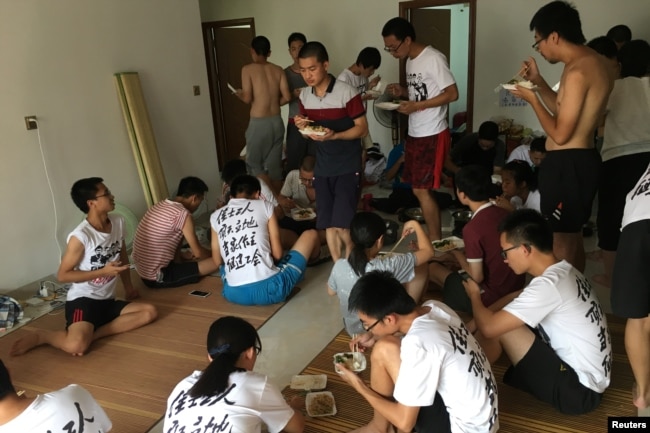 2018年8月23日，在中国广东省深圳市附近的惠州的一个公寓内，学生和其他支持佳士工厂工人组建工会的人在吃饭。