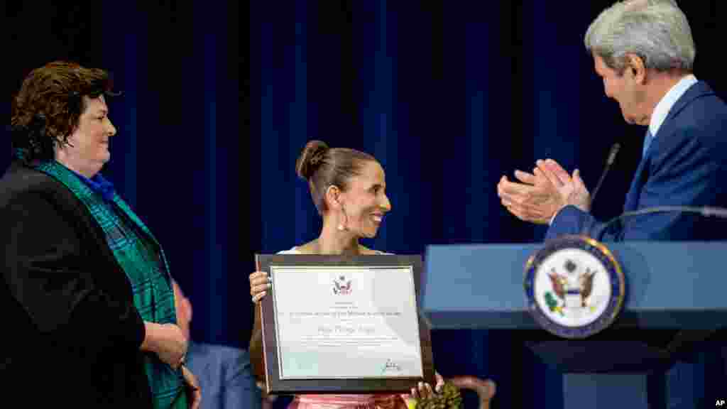 Secrétaire d&#39;Etat John Kerry, donne un prix à Betty Pedraza Lozano de la Colombie, pour sa contribution contre la traite humaine, le 27 juillet à 2015.