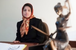 Pengacara HAM Iran Nasrin Sotoudeh, di kantornya di Teheran, Iran, 1 November 2008. (Foto: dok).