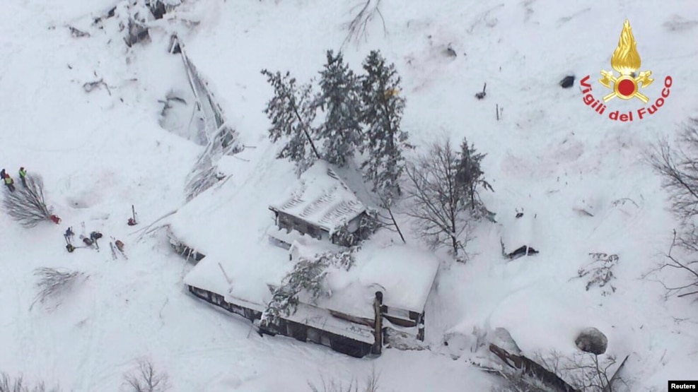 Vista aérea del hotel Rigopiano en Farindola, zona central de Italia, afectada por una avalancha.
