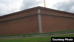 Наружная стена Головкина бастиона Петропавловской крепости, где были найдены останки расстрелянных по приговору ВЧК