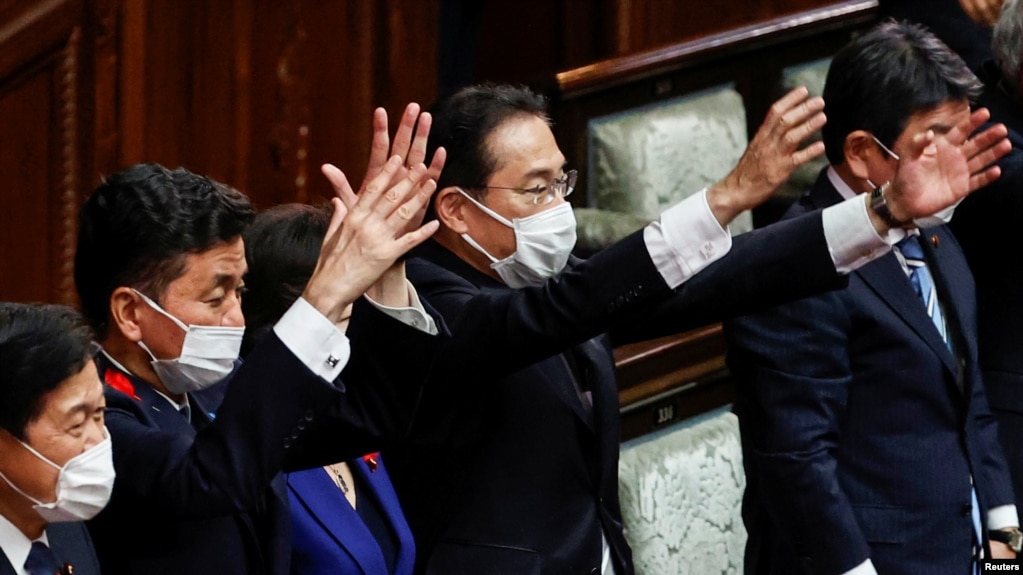 日本首相岸田文雄（中）2021年10月14日在解散众议院后挥手打气（路透社）(photo:VOA)