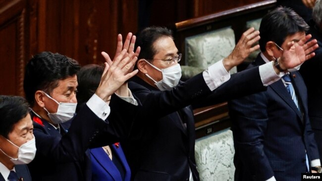 기시다 후미오(가운데) 일본 총리가 14일 임시각료회의를 진행하고 있다.
