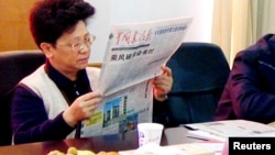 中国头号通缉犯杨秀珠2001年12月29日在浙江温州的一个会议上 （资料照片）
