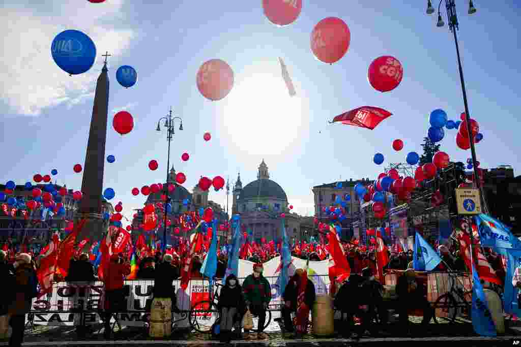 Thousands gather in Rome&#39;s central Piazza del Popolo during a nationwide strike called by the main unions to protest a government&#39;s proposed budgetary law.