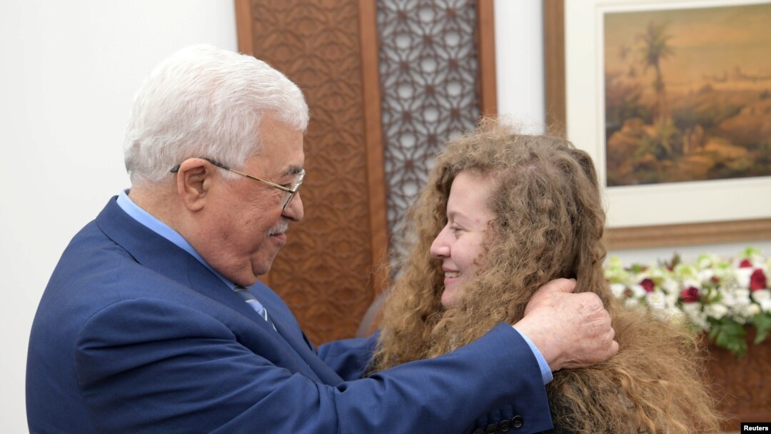 Tổng thống Palestine Mahmoud Abbas gặp gỡ thiếu niên Palestine Ahed Tamimi sau khi cô được thả tự do khỏi nhà tù của Isarel ở Ramallah ở khu vực Bờ Tây bị Israel chiếm giữ hôm 29/7.