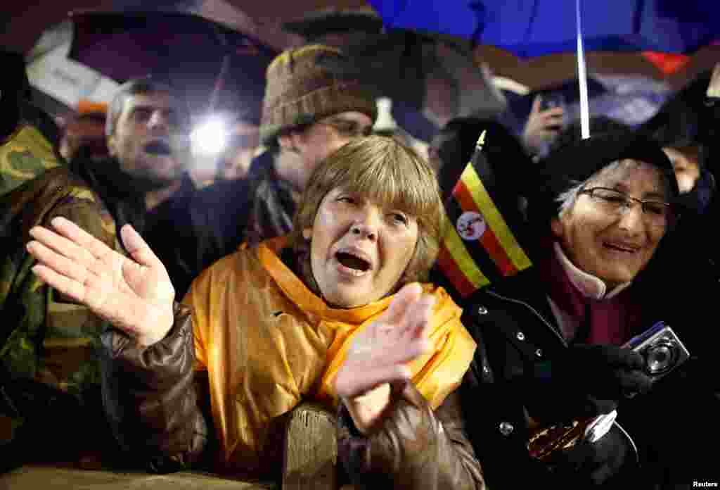 La foule c&eacute;l&eacute;brant la fum&eacute;e blanche sortant de la ch&eacute;min&eacute;e au dessus la Chappelle sixtine au Vatican, 13 mars, 2013. 