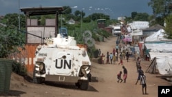 Kendaraan lapis baja milik PBB di kamp pengungsi di Juba, Sudan Selatan (25/7). (AP/Jason Patinkin)