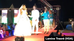 Bawem’Se rejoint ses mannequins sur le podium pour le bouquet final de son défilé, Ouagadougou, le 26 octobre 2019. (VOA/Lamine Traoré)