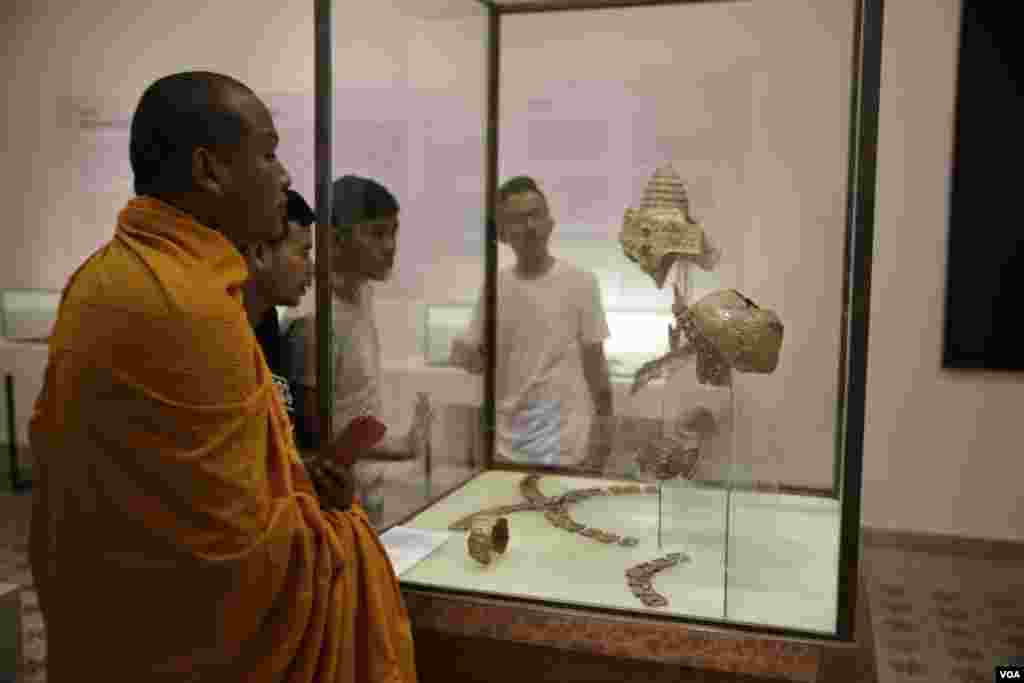 ភ្ញៀវទេសចរជាតិនិងអន្តរជាតិកំពុងទស្សនាគ្រឿងអលង្ការធ្វើពីមាសនិងសំរិទ្ធិកាលពីសម័យអង្គរ ដែលមួយចំនួនត្រូវបានបញ្ជូនមកប្រទេសកម្ពុជា ពីប្រទេសអង់គ្លេសមួយចំនួនទៀតត្រូវបានមន្រ្តីប្រមែប្រមូលនិងកំណាយពីសម័យអង្គរនិងសម័យមុនអង្គរដែលត្រូវបានយកមកតាំងបង្ហាញ ជាសាធារណនៅសារមន្ទីរជាតិចាប់ពីខែមករាដល់ខែកុម្ភៈ២០១៨។(ទុំ ម្លិះ/VOA)
