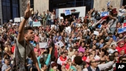 Người biểu tình Ai Cập hô khẩu hiện chống Tổng thống Ai Cập Abdel-Fattah el-Sissi trong cuộc biểu tình phản đối quyết định bàn giao quyền kiểm soát hai quần đảo chiến lược cho Ả rập Xê út ngày 15/4/2016.
