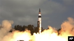 India berhasil meluncurkan Rudal Agni-V berjarak 5,000 kilometer dari Pulau Wheeler, India (19/4).