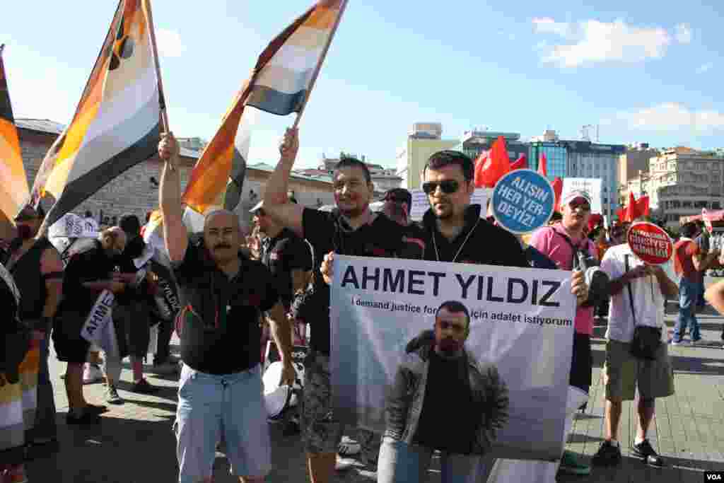 Uğur Erdoğan, Ahmet yildiz posterini tutarken
