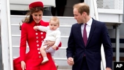 지난 7일 영국의 윌리엄 왕자손 부부가 8개월된 조지 왕자를 데리고 뉴질랜드 공항에 도착했다.