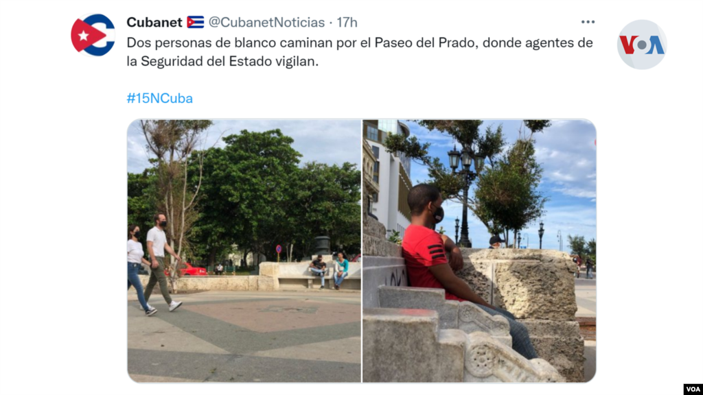 El portal de noticias Cubanet comparte imágenes desde La Habana donde dos jóvenes caminan con camisetas blancas por un parque, bajo la mirada de quien identifican como un agente del gobierno. &nbsp;