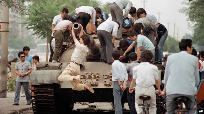 1989年6月9日安门广场镇压后,人们攀上的废弃的坦克