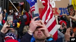ARHIVA - Pristalice bivšeg američkog predsjednika Donalda Trampa tokom nemira u Kongresu