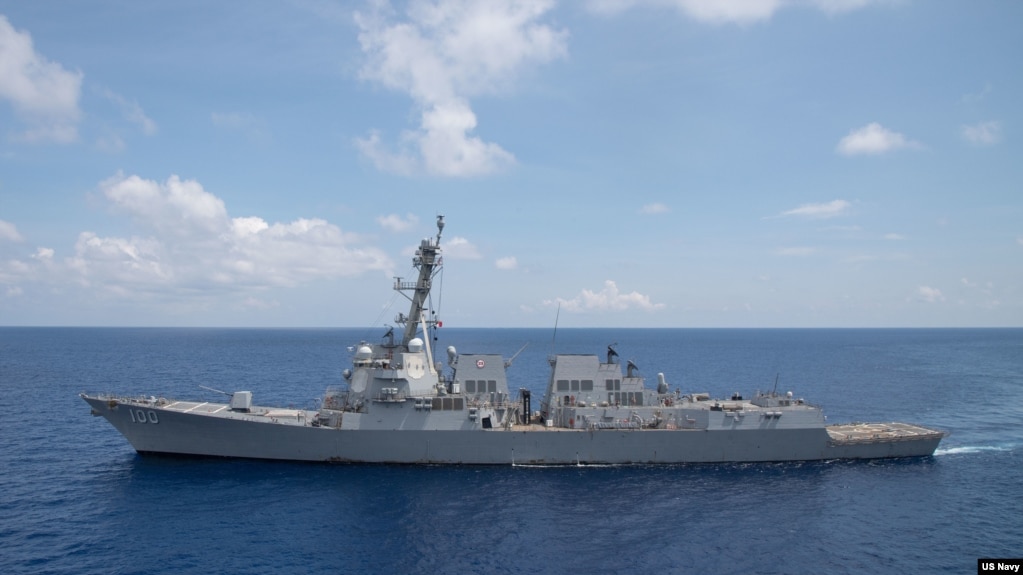 美国海军基德号USS Kidd导弹驱逐舰2021年7月13日穿越南中国海（美国海军照片）(photo:VOA)