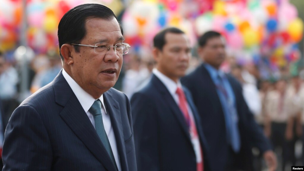 រូបឯកសារ៖ លោកនាយករដ្ឋមន្ត្រី ហ៊ុន សែន ចូលរួមប្រារព្ធខួបទី៦៦ ដែលកម្ពុជាទទួលបានឯករាជ្យពីបារាំង នៅកណ្ដាលរាជធានីភ្នំពេញ ថ្ងៃទី៩ ខែវិច្ឆិកា ឆ្នាំ២០១៩។ (REUTERS/Samrang Pring)