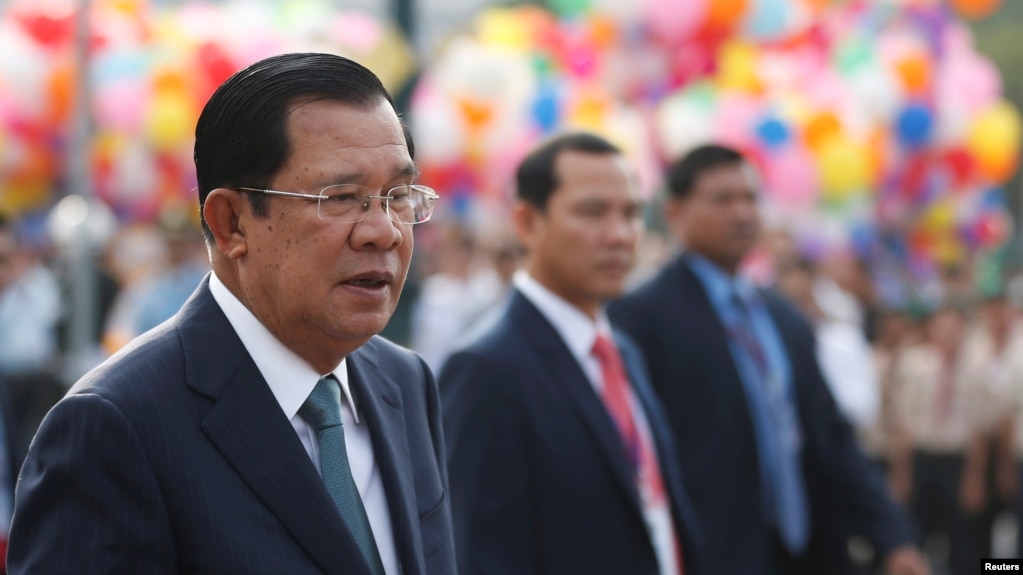 រូបឯកសារ៖ លោកនាយករដ្ឋមន្ត្រី ហ៊ុន សែន ចូលរួមប្រារព្ធខួបទី៦៦ ដែលកម្ពុជាទទួលបានឯករាជ្យពីបារាំង នៅកណ្ដាលរាជធានីភ្នំពេញ ថ្ងៃទី៩ ខែវិច្ឆិកា ឆ្នាំ២០១៩។ REUTERS/Samrang Pring