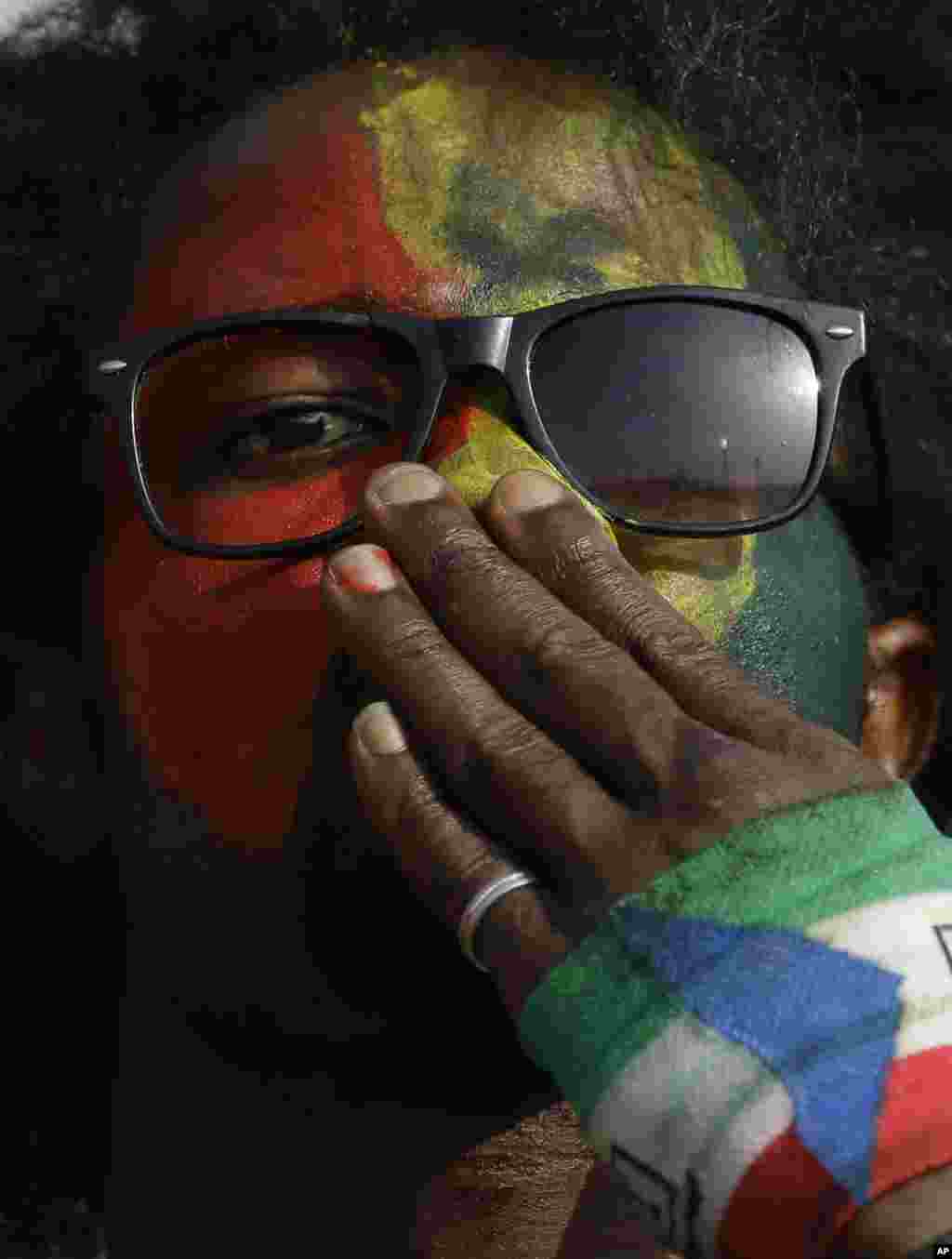 Un fan de l&#39;équipe du Ghana avec son visage peint aux couleurs nationales du pays au cours du match de football de la Coupe d&#39;Afrique des Nations Groupe C entre le Ghana et le Sénégal à Mongomo, la Guinée équatoriale, lundi 19 janvier 2015.
