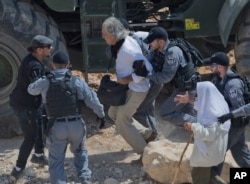 Israeli border police arrest American university professor Frank Romano in the West Bank Bedouin community of Khan al-Ahmar, Sept. 14, 2018. A lawyer for Romano says he was detained by Israeli police for allegedly trying to disrupt the work of security forces.