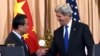 美國國務卿克里和中國外長在聯合舉行記者會後交談。 （2016年2月23日）