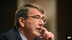 Le secrétaire à la Défense américain Ashton Carter, le 27 octobre 2015 à Washington, mettant en avant la volonté des Etats-Unis d’intensifier leurs frappes contre les jihadistes du groupe Etat islamique (EI) en Irak ou en Syrie.
