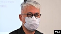 香港獨立政治學者、時事評論員黃偉國認為香港言論自由急速惡化，今年8月中移民英國，不希望到”出事”才後悔。(美國之音 湯惠芸)