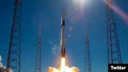 Roket Falcon 9 milik SpaceX meluncurkan kapsul yang bernama Dragon ke orbit yang menjadi targetnya, yang menandai peluncuran SpaceX ke-20 tahun ini. 5 Desember 2018. (foto: @SpaceX)