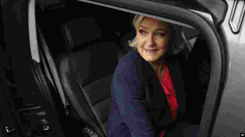 La candidate du Front national Marine Le Pen arrive dans un bureau à Henin-Beaumontle 7 mai 2017.