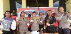 Kapolres Jayawijaya AKBP Tonny Ananda, dan jajaran memperlihatkan barang bukti kasus kerusuhan Wamena di Polres Jayawijaya, 09 Oktober 2019. (Foto: Humas Polda Papua)