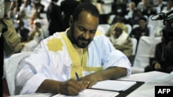 Sidi Brahim Ould Sidati, signant l'accord de paix au nom de la CMA, à Bamako, le 20 juin 2015. (AFP)