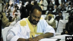 Sidi Brahim Ould Sidati, seorang anggota Gerakan Arab Azawad (CMA), menandatangani perjanjian di Bamako, Mali (20/6).
