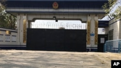 這張2017年11月2日的照片顯示新疆庫爾勒一座監獄的入口。據當地人說，監獄內有正在進行的政治教育項目。 （照片來自AP）