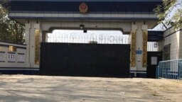 这张2017年11月2日的照片显示新疆库尔勒一座监狱的入口。据当地人说，监狱内有正在进行的政治教育项目。